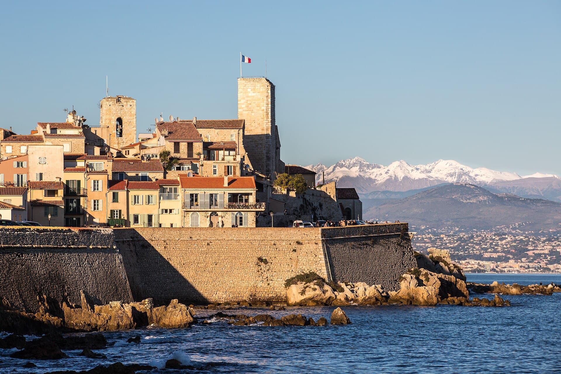 Marché Airbnb à Antibes en juin 2026 : 381 annonces analysées
