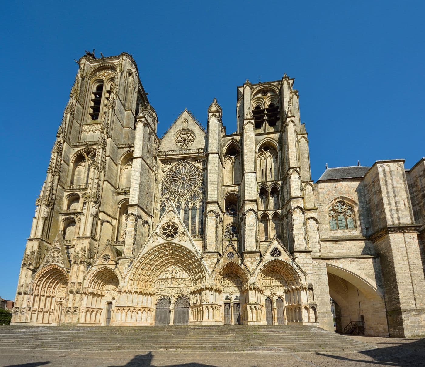Airbnb Market in Bourges in June 2026: 746 Listings Analyzed