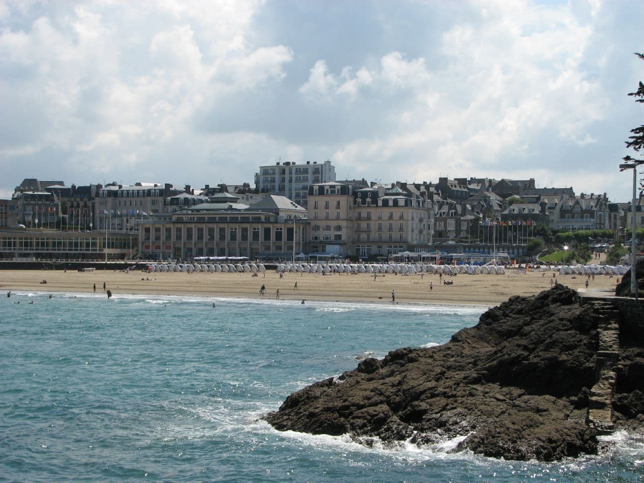 Airbnb Market in Dinard in June 2026: 1,694 Listings Analyzed