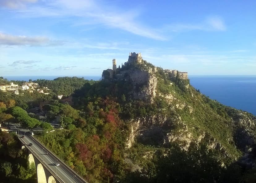 Airbnb Market in Èze in June 2026: 444 Listings Analyzed