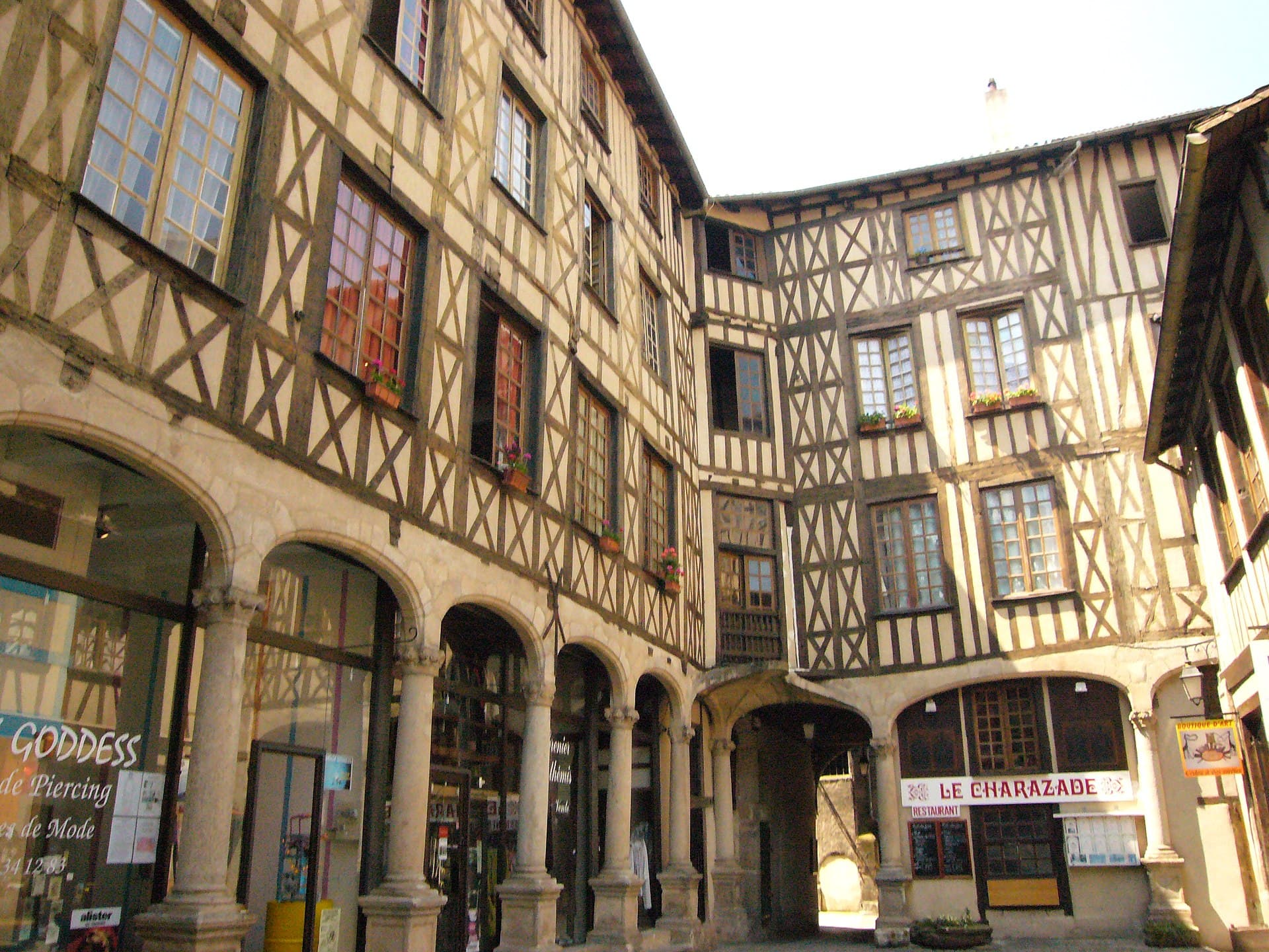 Airbnb Market in Limoges in June 2026: 838 Listings Analyzed