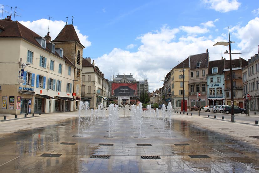 Airbnb Market in Lons-le-Saunier in June 2026: 241 Listings Analyzed
